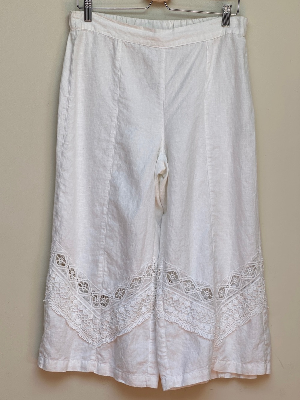Chico’s White Linen Wide Leg Cropped Pants Crochet Lace Hem Boho Resort Size 0.5